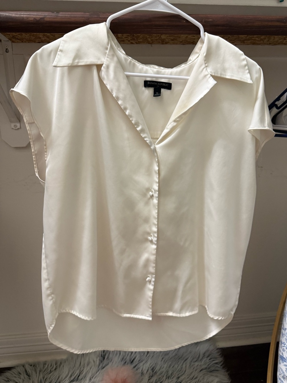 Banana Republic Ivory Short-Sleeve Button Front Blouse Medium